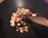 รูปขั้นตอนการทำที่ 4 ของ ฟูซิลลี่ผัดกะเพราหมูสับ หมูยอ เต้าหู้ไข่