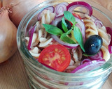 Foto del paso 4 de la receta: Ensalada de pasta con atún y cebolla morada