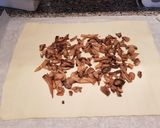 Foto del passaggio 4 della ricetta Rollè di maiale in pasta sfoglia con funghi champignon 🍄🎄
