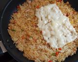Hình bước làm 3 của món Cơm chiên xúc xích và phômai 🧀