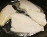 A picture of step 2 of Platessa alla Mugnaia - pan fried plaice fillet.