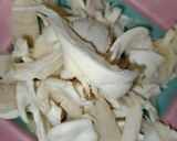 Foto langkah ke 2 dari resep Ayam suwir jamur.