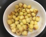 Hình bước làm 1 của món Chè long nhãn hạt sen
