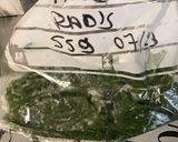 Une image de l'étape 3 de Galettes de porc épicées aux fanes de radis, herbes et tomate.