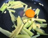 รูปขั้นตอนการทำที่ 3 ของ มะระหวานผัดไข่ สูตรไร้น้ำมัน