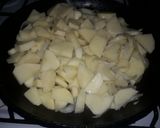 Foto del paso 2 de la receta: 🍳Tortilla de papas con ensalada de tomates y zanahorias🥔🍅🥕