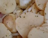 Foto del paso 1 de la receta: Merluza al horno sobre cama de panaderas y cebolla
