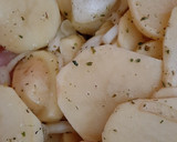Foto del paso 1 de la receta: Merluza al horno sobre cama de panaderas y cebolla