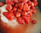Foto langkah ke 2 dari resep Strawberry Jam simple.