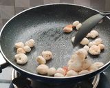 A picture of step 3 of Aloo makhana peanuts falihaar.