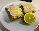 Foto del paso 3 de la receta: Tostas de guacamole y queso para el desayuno