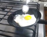 Foto del paso 4 de la receta: Huevo frito, rapidísimo, fácil y sabroso