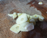 Foto del paso 4 de la receta: Ensalada templada con gulas y huevo a la plancha