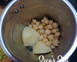 A picture of step 1 of Lahori Chikkad/Chikkar Chole.
