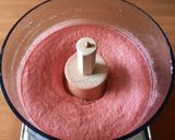 Foto del passaggio 6 della ricetta Finto gelato alla fragola con frutta congelata