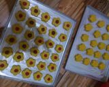 Foto langkah ke 6 dari resep Strawberry cheese cookies.