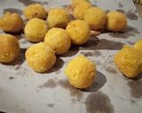 Foto langkah ke 2 dari resep Bola ubi coklat.