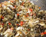 Foto langkah ke 6 dari resep Tumis Sayur Asin Pedas.