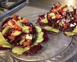Une image de l'étape 11 de Chaudrons sanguinaires de salade composée (tomates,concombre,feta).