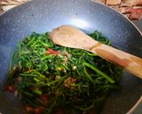 Foto langkah ke 4 dari resep Tumis Tongkol Pakis.