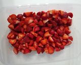 Foto del passaggio 1 della ricetta Macedonia di Fragole 🍓