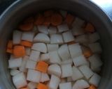 Foto langkah ke 1 dari resep Sop Ayam, Wortel dan Lobak.