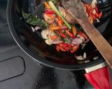 Foto langkah ke 3 dari resep Tumis sontong pedas.