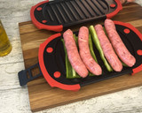 Foto del paso 4 de la receta: Salchichas con pimientos en Lékué Grill acompañadas de raviolis y ensalada