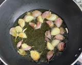 Foto del paso 1 de la receta: Pollo al ajillo (contramuslos y pechuga)