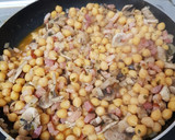 Foto del paso 3 de la receta: Garbanzos con cebolla y bacon, muy fácil