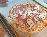 Foto del paso 5 de la receta: Pizza preparada por la pequeña de la casa