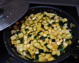 Foto del paso 1 de la receta: Tortilla de calabacín con toque de cúrcuma y pimentón