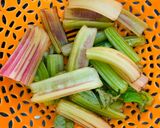 Hình bước làm 1 của món Canh thân atiso giò sống