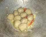 Foto langkah ke 2 dari resep Tumis Bakso Asam Manis.