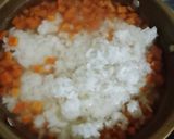 Foto langkah ke 2 dari resep Bubur ayam wortel rosella.