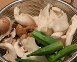 Hình bước làm 1 của món Nấm kho đậu bắp 🍄