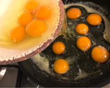Foto del paso 2 de la receta: Huevos revueltos con ciboulette y perejil