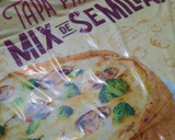Foto del paso 7 de la receta: Tarta de espinacas, morrón y cebolla dorada con masa de semillas