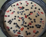 Foto del paso 5 de la receta: Bizcocho de fresas y pepitas de chocolate