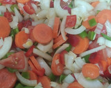 Foto del paso 2 de la receta: Muslitos de pollo en salsa de verduras