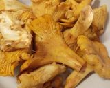 A picture of step 1 of Tagliatelle ai finferli e zafferano.