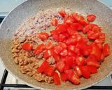 Foto del passaggio 4 della ricetta Trofie salsiccia, pomodorini e gocce di pesto