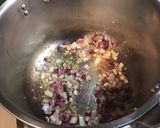 Une image de l'étape 6 de Moules épicées aux oignons rouges, ail fumé et sauce roquefort.