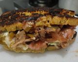 Foto del paso 8 de la receta: Sándwich🥙de carne🥩bbq🍯, cebolla🧅, pimiento🫑y queso🧀