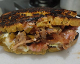 Foto del paso 8 de la receta: Sándwich🥙de carne🥩bbq🍯, cebolla🧅, pimiento🫑y queso🧀