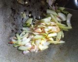 Foto langkah ke 2 dari resep Tumis Sosis Sawi Putih Buncis Kentang Saos Tiram.