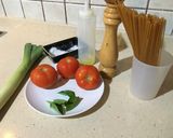 Foto del paso 1 de la receta Espaguetis integrales con puerro y tomate