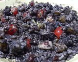 Foto del paso 1 de la receta: Arroz negro con sepia, calamares, patata y tomate