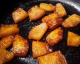 Foto del paso 3 de la receta: Piña caramelizada en sartén🤔😊🍯