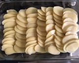 Une image de l'étape 1 de Pommes de terre au four ail thym et bouillon maison.